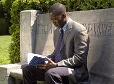 Richard Tyler (Mahershala Ali) lit un livre sur un banc